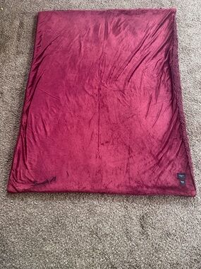 Plush Burgundy Throw Blanket - Unbranded Luxury Soft Bedding